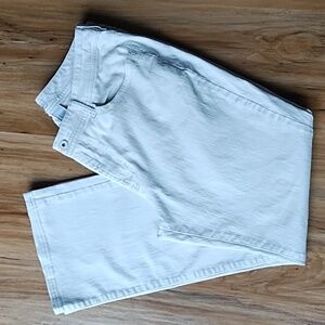 🤩 3 FOR $30 SALE🤩 Chico's Platinum Embroidered Jeans